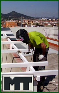 MON TÈRMIC - Cubiertas. Tabiques pluviales. Bajantes. Claraboyas. Patios de luces. Fachadas ventiladas. Desamianto Uralita. [Diseño: IDG GRUP WEB]